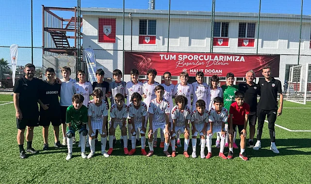 Samsunspor U12 Takımı Şampiyonluk Kupasını Kaldırdı