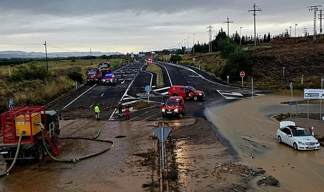 Şiddetli Yağış Sele Neden Oldu: Araçlar Mahsur Kaldı