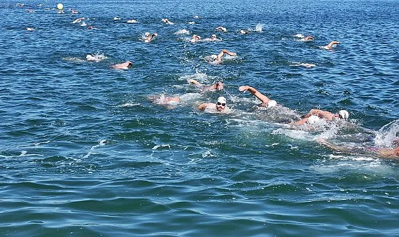 Terme’de Açık Su Yüzme Yarışması Nefes Kesti