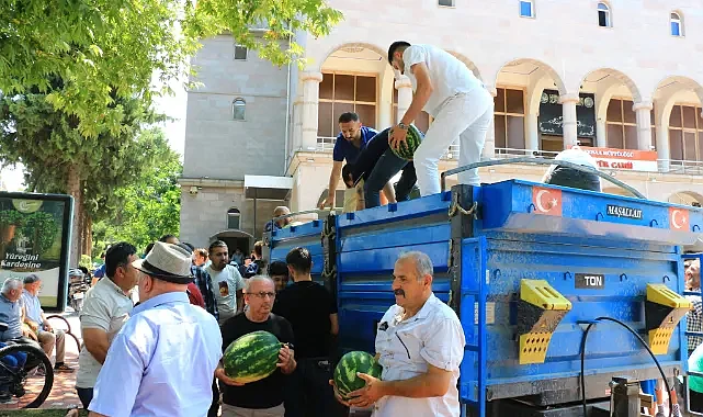 Tokat'ta Karpuzlar Üreticiden Alınıp Ücretsiz Dağıtıldı
