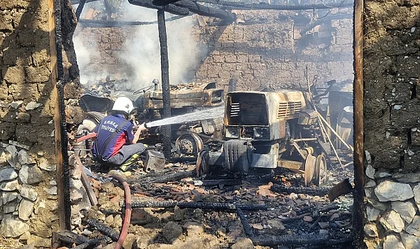 Tokat'ta Yangın Felaketi: 2 Traktör ve Tonlarca Buğday Yandı!