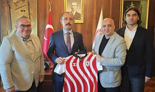 TSYD Samsun Başkanı Sandıkçı Mehmet Muş ve İlyas Topsakal'a Samsunspor Forması Hediye Etti