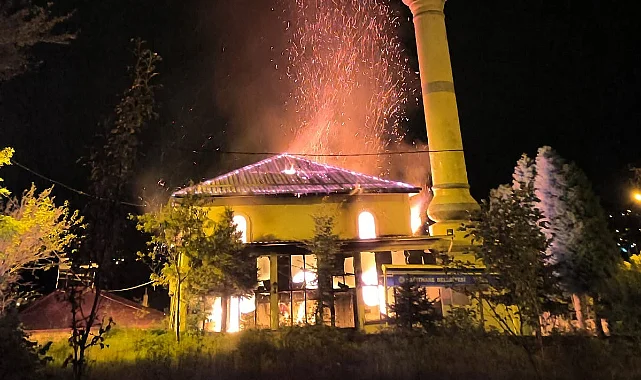 60 yıllık Cami Küle Döndü