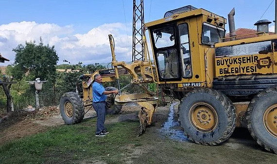 Kavak'ta Muhtardan Vefa Dersi: İş Makinesini Kendi Yıkadı