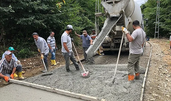Köylü Yolunu Kendi Yapıyor