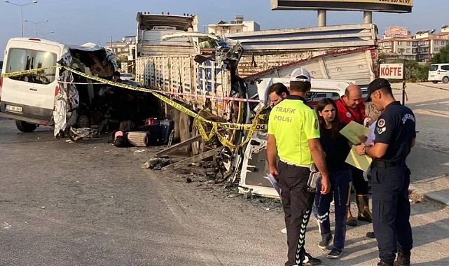 Öğrenci Minibüsü Tıra Çarptı: 2 Ölü, 10 Yaralı