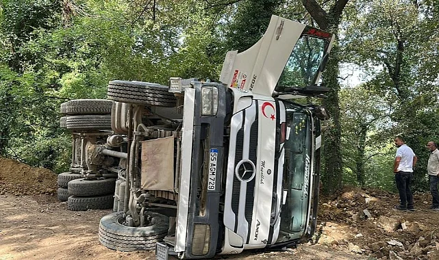Samsun’da Hafriyat Kamyonu Devrildi: Sürücü Yaralandı