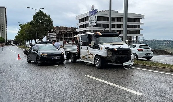 Samsun'da Kamyonetle Otomobil Çarpıştı, 3 Kişi Yaralandı
