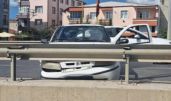 Samsun'da Otomobil Trafik Levhasına Çarpıp Bariyerlere Girdi, Bir Kişi Yaralandı