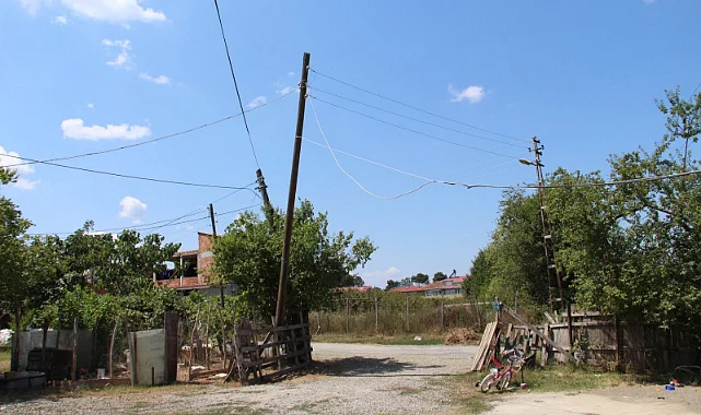 Samsun'da Yıkılmak Üzere Olan Elektrik Direği, Mahalleliyi Tedirgin Ediyor