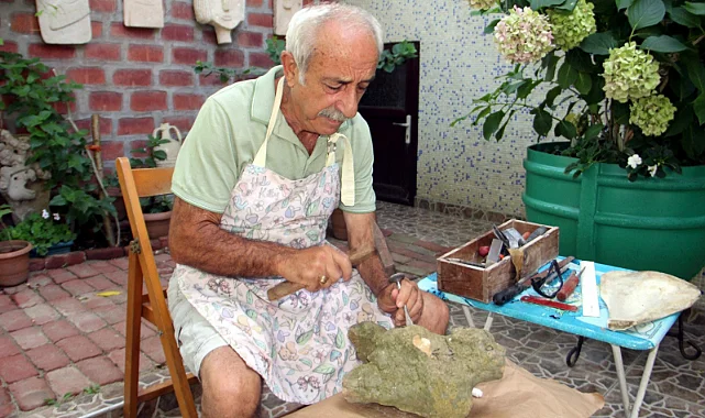 Taşı Yontarak İnsan Figürleri Yapıyor