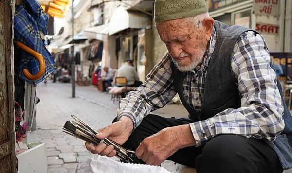 Türkiye'nin En Yaşlı Şemsiye Tamircisi Samsun'da: Dursun Usta Gözlüksüz Çalışıyor!