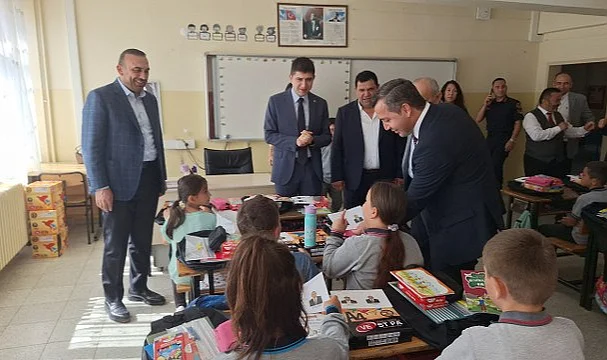 Alaçam'da Eğitime Büyük Destek: 65 Mahallede 1800 Öğrenciye Kırtasiye Yardımı