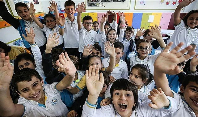 Bakan Tekin’den Okul Kıyafetleri Uyarısı: Velilere Külfet Getirecek Uygulamalardan Kaçının
