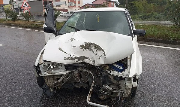 Samsun-Ordu Yolunda Korkutan Kaza! Otomobil Direğe Çarparak Durabildi!