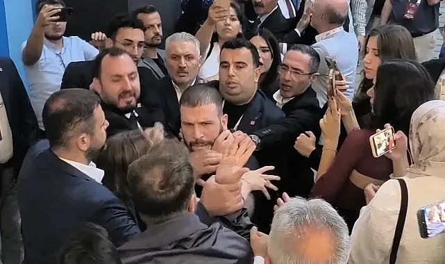CHP Başiskele Kongresinde Kavga: Tekme Tokatlar Havada Uçuştu