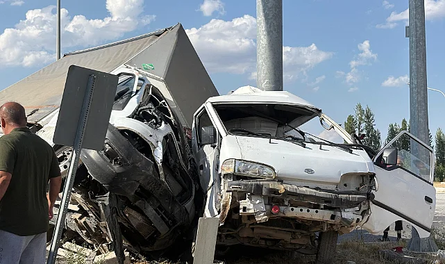 Çorum’da Kamyonetle Minibüs Çarpıştı: 5 Kişi Yaralandı