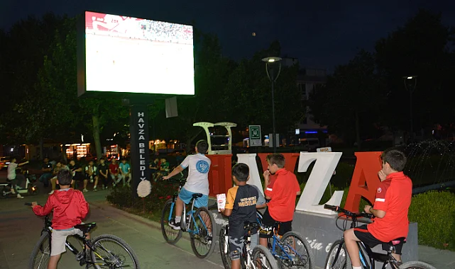 Havza’da Vatandaşlar Milli Maçı Meydanda Takip Etti