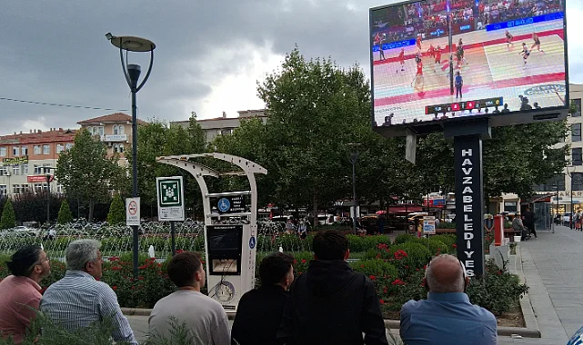 Havza’da Voleybol Coşkusu: Türkiye-ABD Maçı Dev Ekranda İzlendi