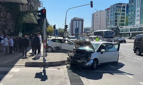 İlkadım'da Kavşakta Kaza: İki Otomobil Çarpıştı, 1 Yaralı