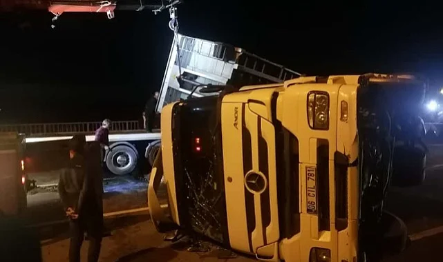 Karadeniz Sahil Yolu’nda TIR Devrildi: 2 Kişi Yaralandı