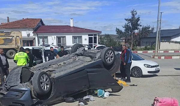 Ladik'te Korkutan Kaza! Otomobil Yolda Devrildi: 3 Yaralı Var!