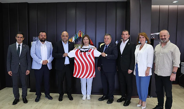 OMÜ Rektörü Aydın'a Samsunspor Forması Hediye