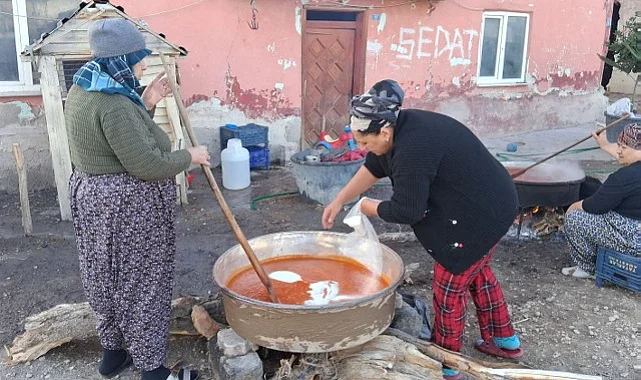 Samsun’da Kadınlar Kış Hazırlığı İçin Kuşburnu Marmeladı Yaptı