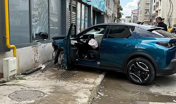Samsun'da Kontrolden Çıkan Otomobil, Park Halindeki Araçlara Çarptı