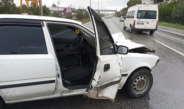 Samsun'da Otomobil Aydınlatma Direğine Çarptı, 2 Kişi Yaralandı