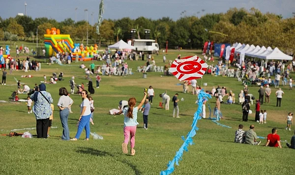 Samsun'da Renkli Uçurtmalar Gökyüzünü Süsledi