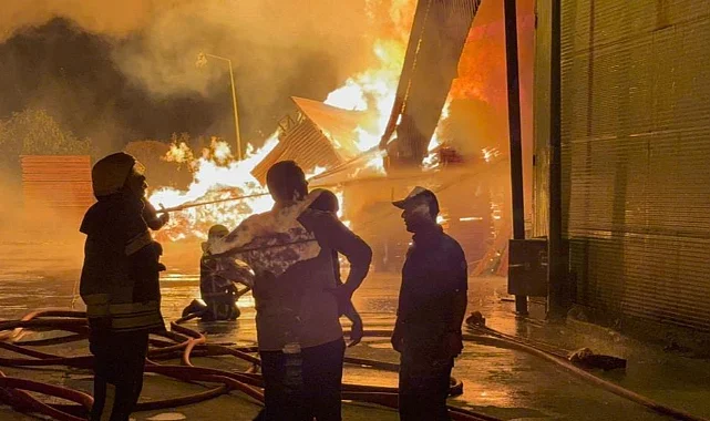 Tekkeköy'deki Yangın Fabrikayı Yuttu! Can Kaybı Var mı?
