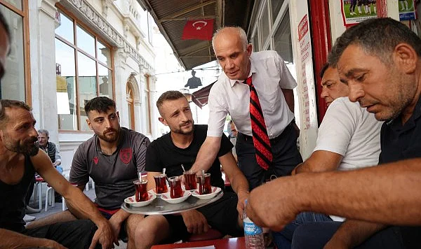 Samsunlu Çaycıdan Mesleğine Saygı Dersi: 30 Yıldır Kravatsız Çay Dağıtmadı