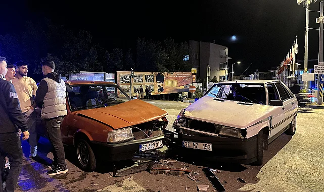 Sinop Gerze’de İki Otomobil Çarpıştı: 2 Yaralı