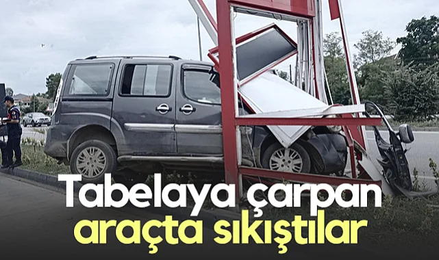 Tabelaya Çarpan Araçta Sıkıştılar! Samsun-Ordu Karayolunda Korkutan Kaza...