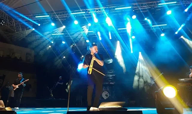 Vezirköprü’de Gençlik Konseri Coşkusu: Ekin Uzunlar Sahne Aldı