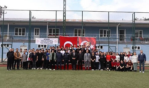 29 Ekim Cumhuriyet Bayramı Koşusu Coşkusu: Ortaokul ve Lise Öğrencileri Atletizm Yarışlarında Ter Döktü