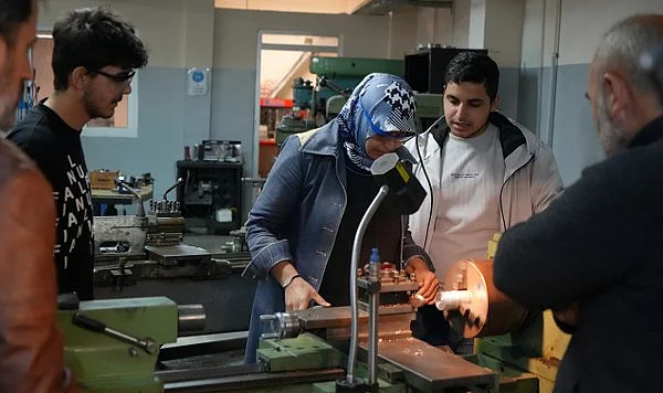 45 Yaşında, 30 Erkeğin Arasındaki Tek Kadın: Oğlu İçin Üniversiteye Başladı