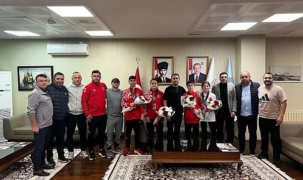 Avrupa Boks Şampiyonası'ndan Başarıyla Döndüler: Samsunlu Boksörlere Çiçekli Karşılama