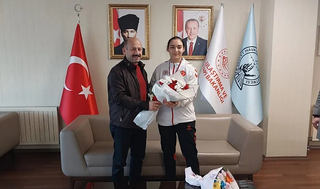 Avrupa Şampiyonu Ayşenur Karaoğlan Samsun'da Çiçeklerle Karşılandı