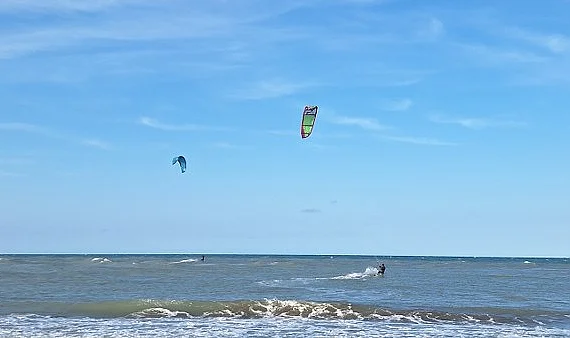 Bafra Sahilinde Renkli Görüntüler! Rüzgar Esti, Kitesurfçüler Coştu!