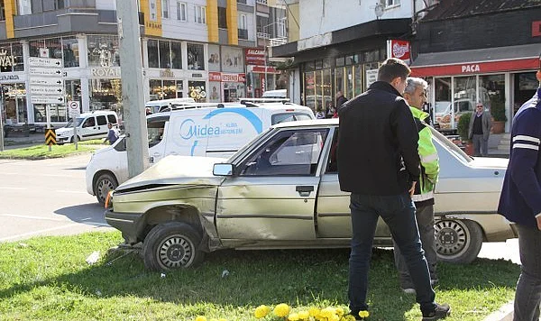 Çarşamba’da Trafik Kazası: Otomobil ve Motosiklet Çarpıştı: 2 Yaralı