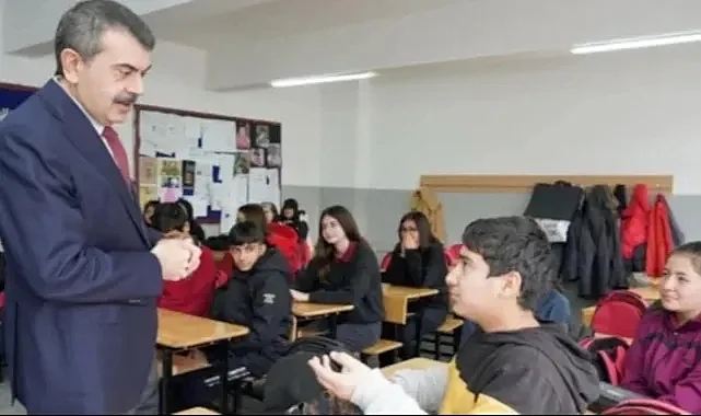 Eğitimde Eşitsizlik Derinleşiyor: Kitapsız Sıralar ve Bakan Tekin’in Özel Okul Tercihi 