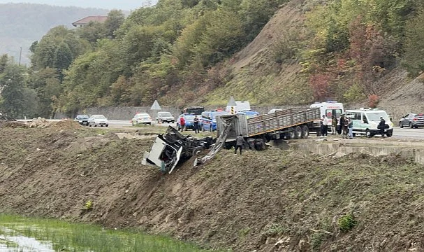 Feci Kaza: Karşı Şeride Geçen TIR Çifti Hayattan Kopardı