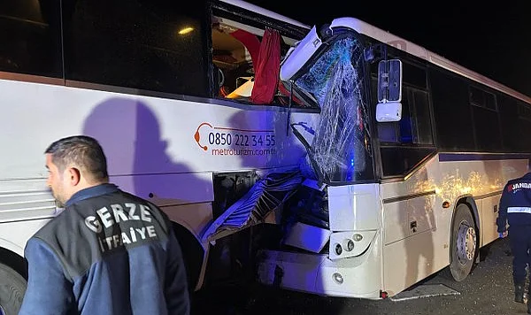 Gece Yarısı Faciadan Dönüldü! İşçi Servisi Park Halindeki Otobüse Çarptı: 13 Yaralı!
