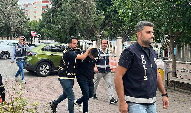 GÜVENLİK KAMERASINA YANSIDI! Antalya’da Husumet Kanlı Bitti: 2 Ölü, 2 Yaralı Şüpheliler Adliyeye Sevk Edildi