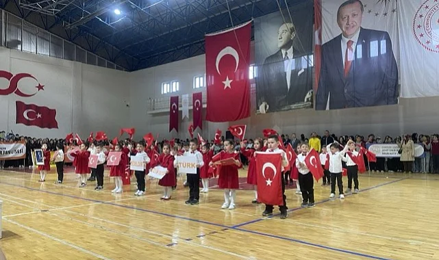 Ladik Hükümet Konağı Önünde 29 Ekim Töreni: Atatürk Anıtı'na Çelenk Sunumu