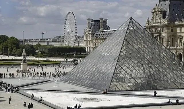 Louvre Müzesi’nde Hırsızlık Alarmı! 9 Parça Mücevher Çalındı İddiası