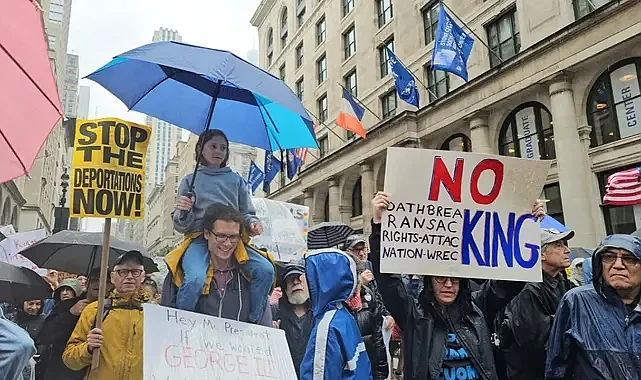 Milyonlarca Kişi Trump’ı Protesto Ediyor: Krallara Hayır