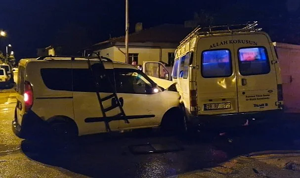 Minibüsle Çarpıştı, Aracını Bırakıp Kaçtı